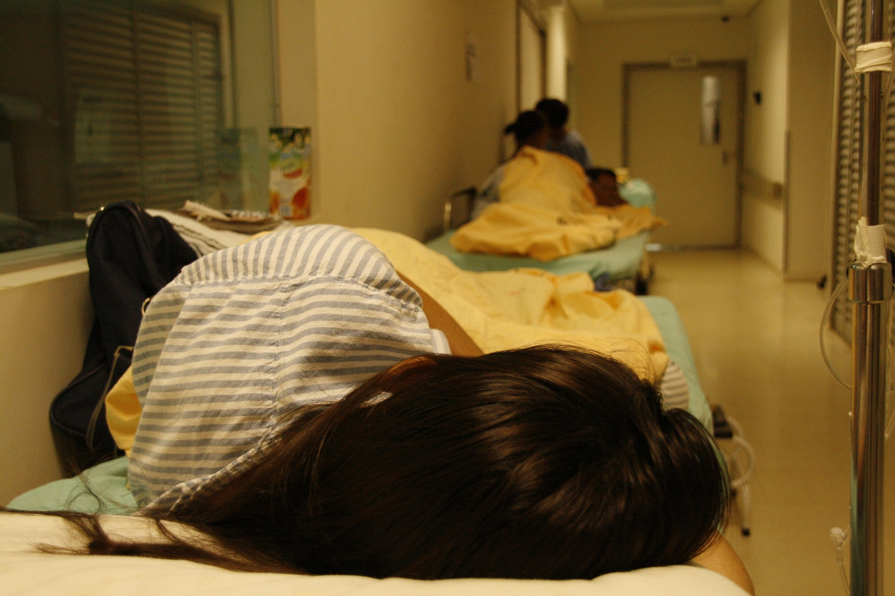 Pacientes recebem atendimento nos corredores do hospital. Consultórios médicos se transformaram em enfermarias | Divulgação HU