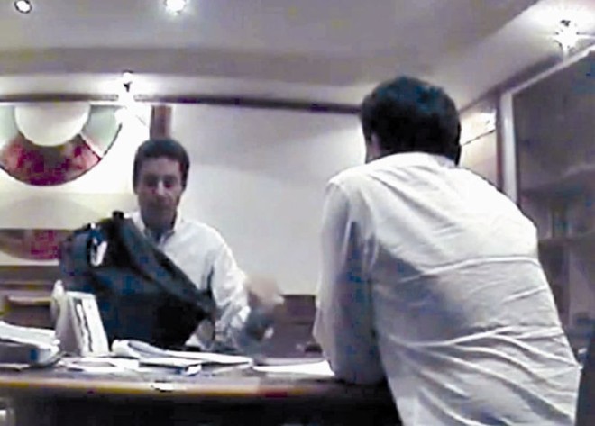 O marido senta-se, pega o maço e o coloca na mochila. Jaqueline está encoberta | 