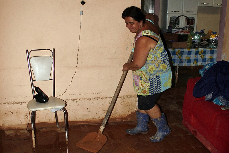 Mesmo com pouca água, a professora Rosana Gonçalves limpou sua casa ontem, na região central de Antonina. Não há previsão para o abastecimento ser normalizado | Walter Alves/Gazeta do Povo