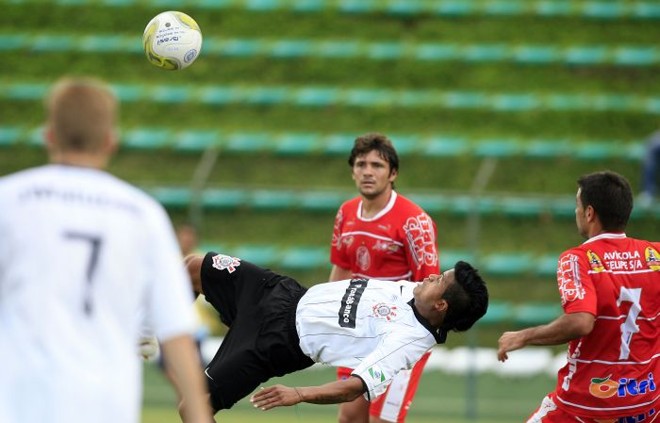 Adriano Gabiru tenta jogada no empate em 2 a 2 do Corinthians-PR com o Paranavai | 
