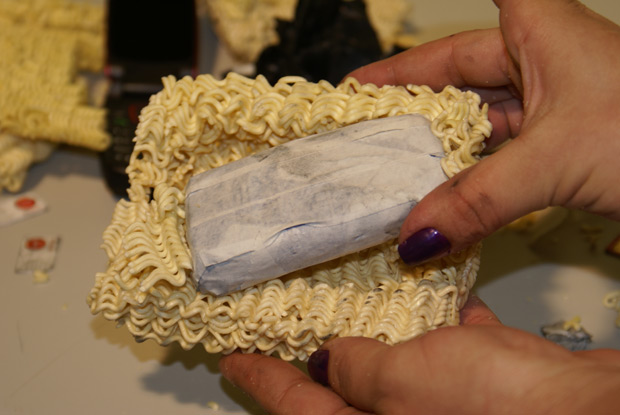 Celulares estavam em pacotes de macarrão instantâneo | Foto: Divulgação/Dennes Tavares/SSP