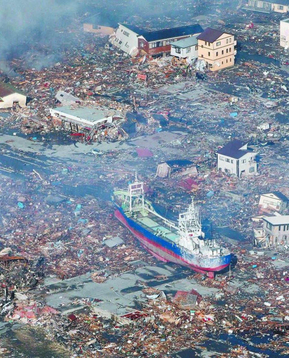 Navio carregado pelas ondas do tsunami estacionou no que era antes uma residência: cena comum nos arredores de Sendai após o recuo das águas do Pacífico | Kyodo/Reuters