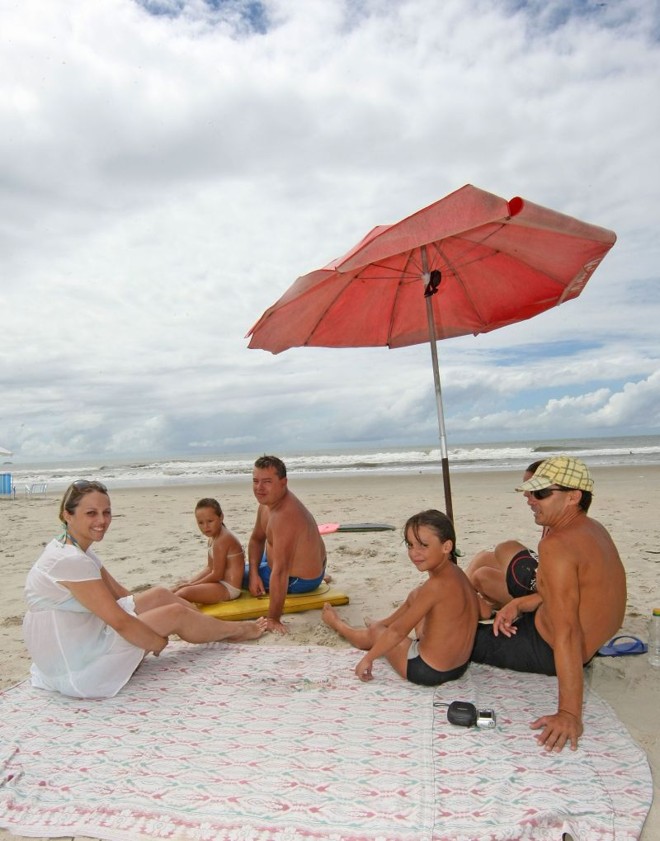 Viviane fica com a família na praia até o fim de semana |