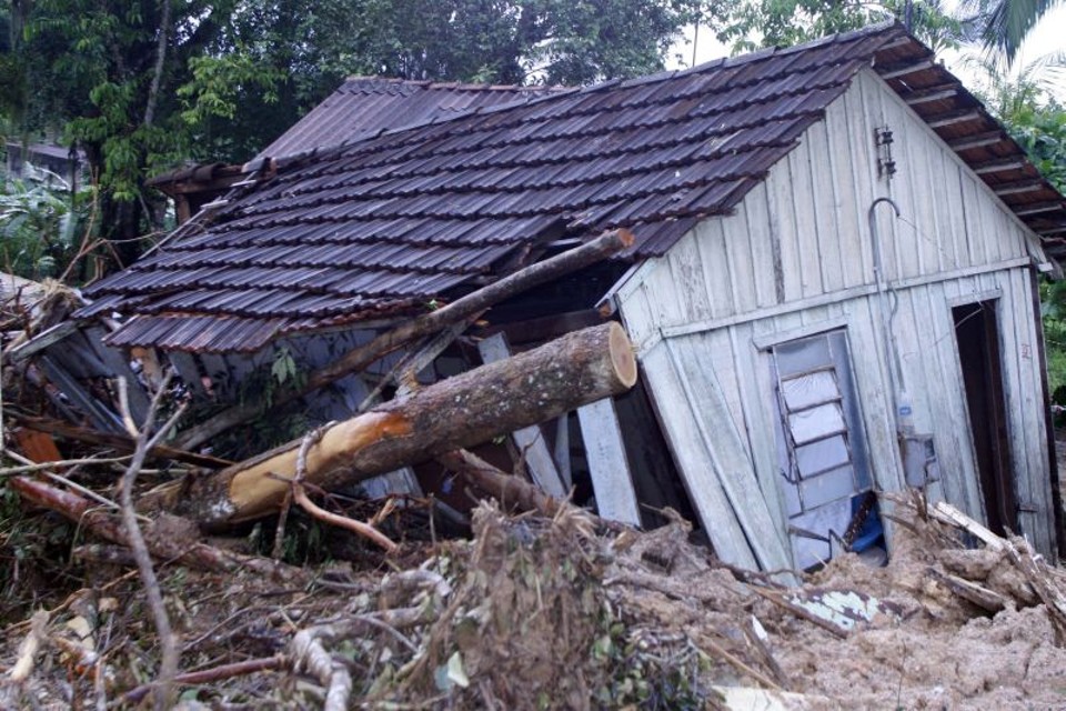 Casa destruída pela força da enxurrada no bairro Laranjeira, em Antonina | Walter Alves / Agência de Notícias Gazeta do Povo