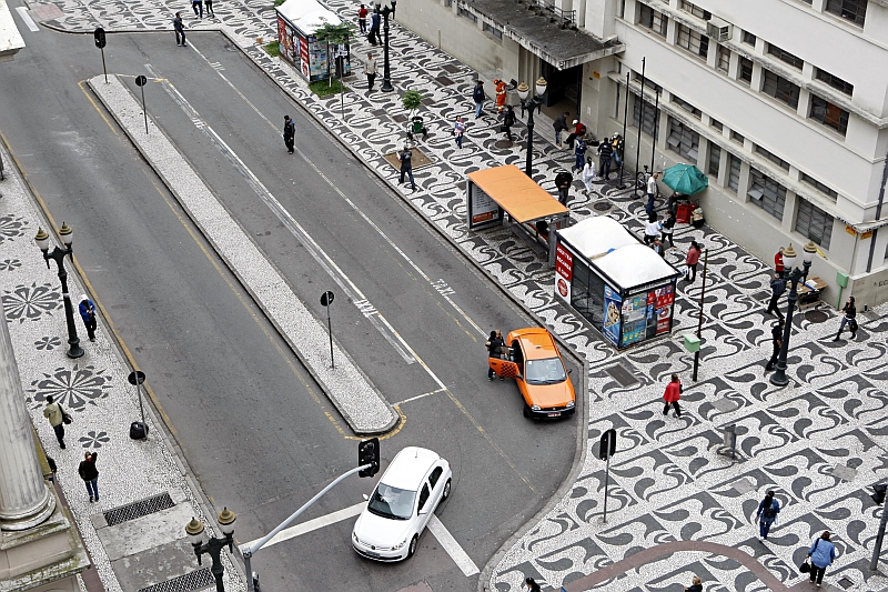 Ponto de táxi vazio no Centro de Curitiba ontem à tarde. Reflexo de uma frota pequena, com cerca de 2,2 mil carros | Albari Rosa/Gazeta do Povo