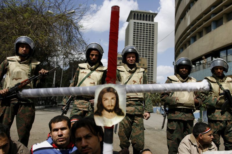 Grupo de cristãos protesta em meio à onda de violência religiosa na capital egípcia | AFP