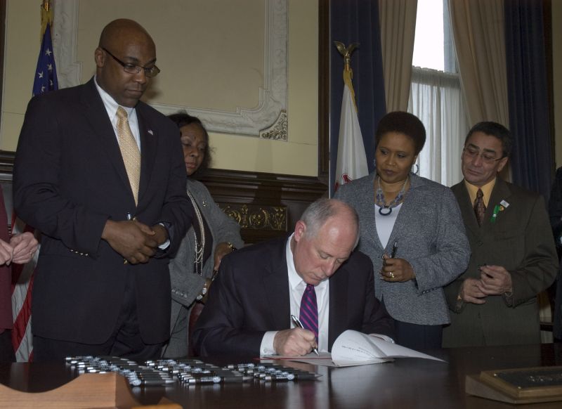 Governador Pat Quinn assina lei que põe fim à execução de criminosos, aprovada em janeiro no Legislativo | Governo do estado de Illinois