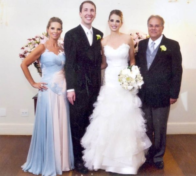 ENLACE ELEGANTE -A bela médica Ana Carolina Buffara Blitzkow casou-se com o advogado Fábio André Maschio na Igreja Santa Terezinha, recepcionando os convidados no Buffet Nuvem de Coco, com produção de Marcos Soares. Ela, que vestia criação de Denise Leal, é filha de Elizabeth (Buffara) e Antenor Blitzkow Junior, e ele, de Ivete (Mota) e João Fernando Maschio |