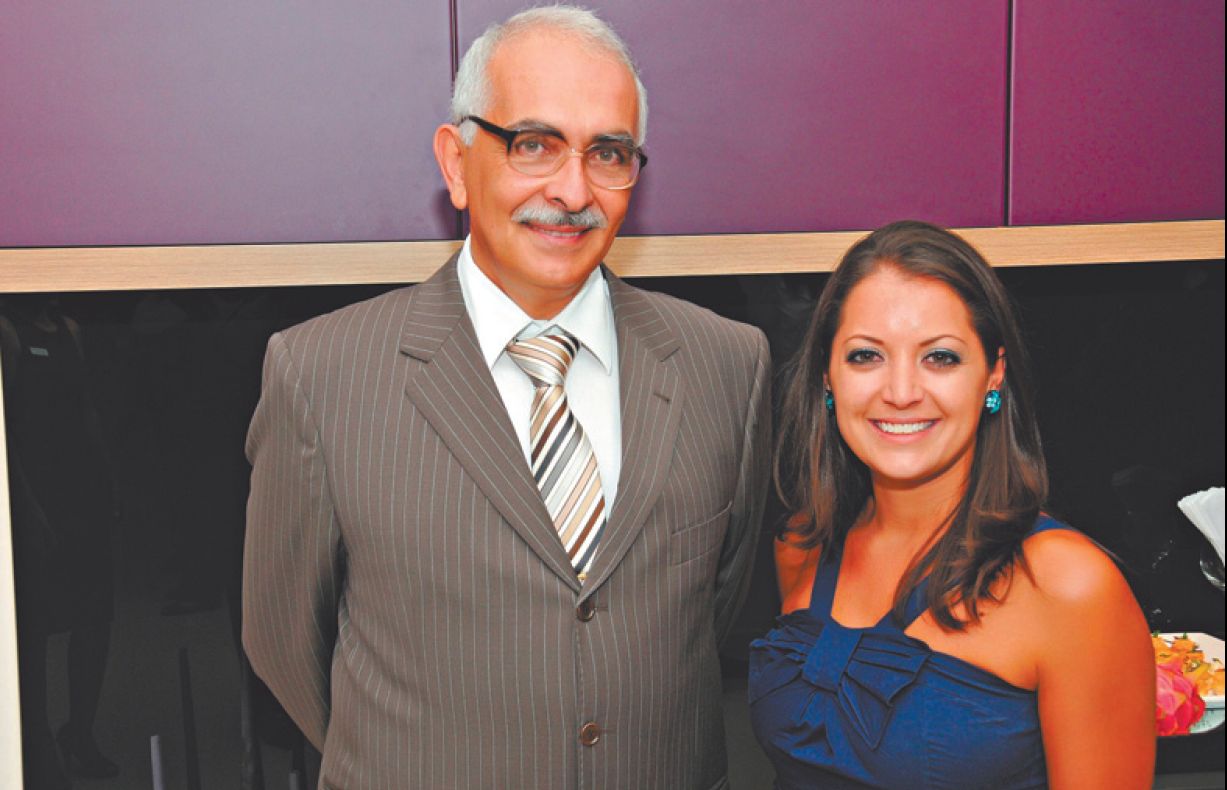 SCA EM NOVO ESPAÇO -O empresário Edésio Mansur recebeu convidados, na última semana, para inauguração de sua nova loja SCA, especializada em móveis planejados de alto padrão, no Batel. Entre as convidadas do evento, a arquiteta e apresentadora Gisela Carnasciali Miró, ao lado do anfitrião |