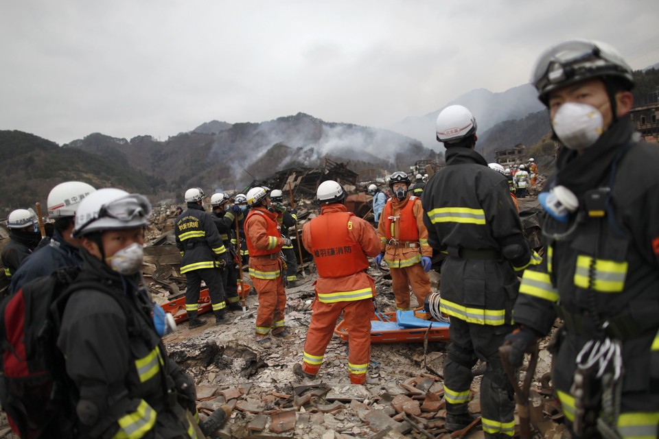 Equipes de resgate trabalham na cidade de Otsuchi, no Japão | REUTERS/Damir Sagolj