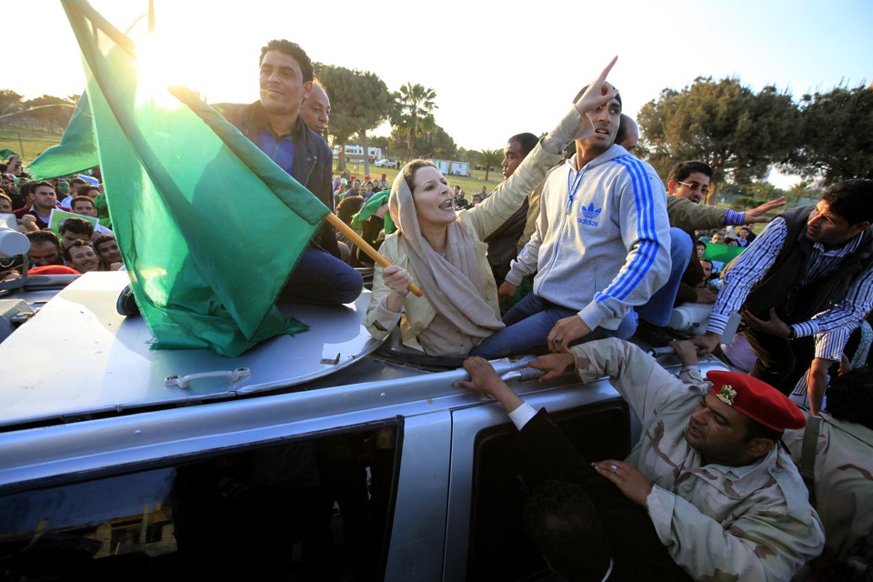Aisha Kadafi, filha de Kadafi, protesta contra os ataques em Trípoli, na Líbia | REUTERS/Zohra Bensemra