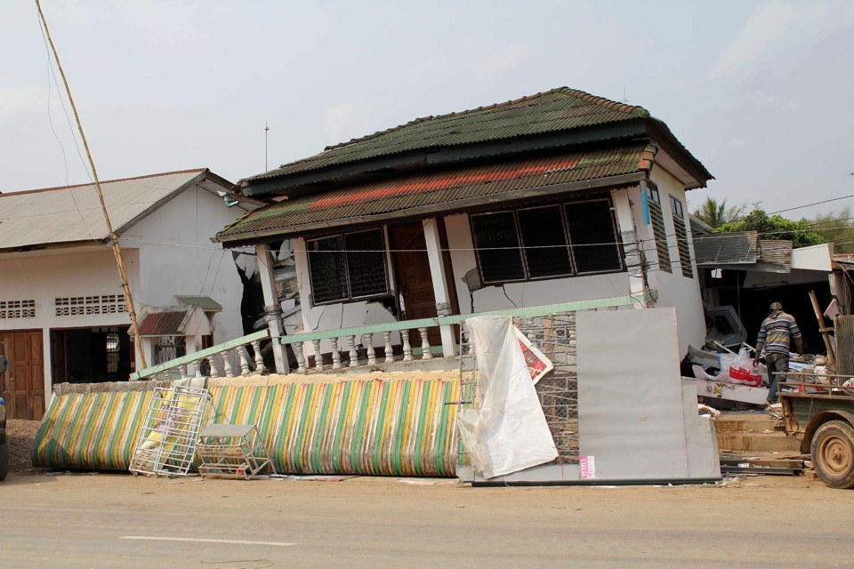 Mais de 130 construções desmoronaram em Mianmar. A maior parte estava na cidade de Tachilek | AFP PHOTO / The Irrawady / JOHN SAN LIN