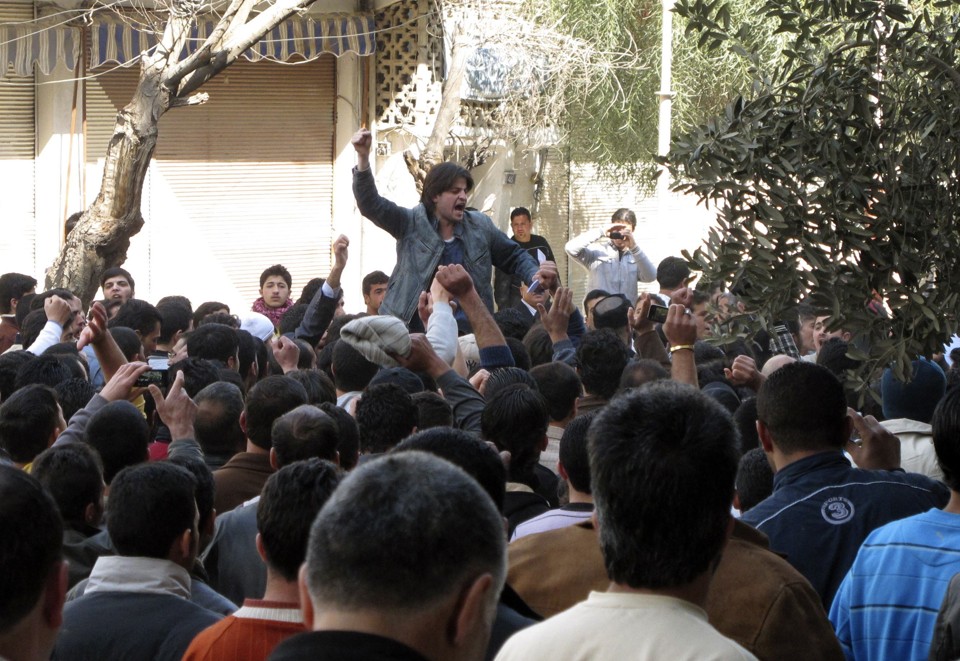 Manifestantes organizam protesto contra o presidente sírio na cidade de Deraa | Reuters / Stringer