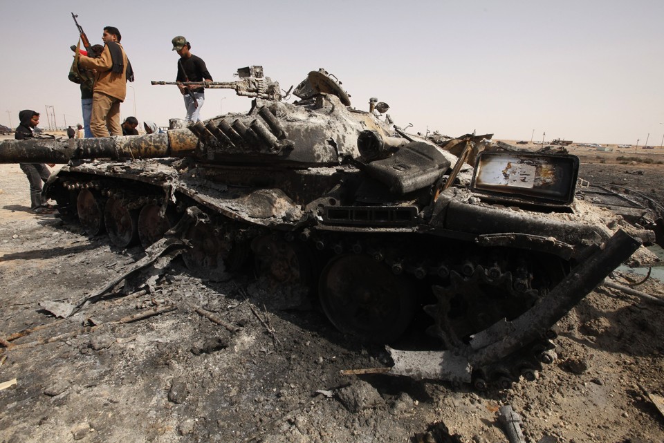 Um tanque das tropas leais ao ditador Muamar Kadafi foi destruído no sábado (26) | Suhaib Salem/Reuters