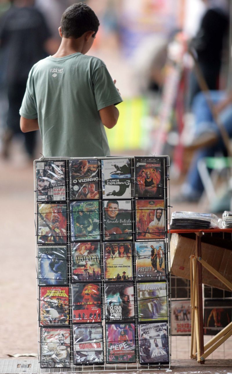 DVDs piratas expostos na fronteira do Brasil com o Paraguai: versão original é três vezes mais cara | Christian Rizzi/ Gazeta do Povo