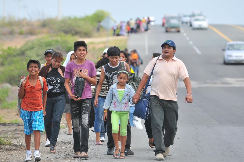 Moradores da cidade de Santa Elena, no Equador, fogem da região beira-mar após alerta de tsunami | Camilo Pareja/AFP