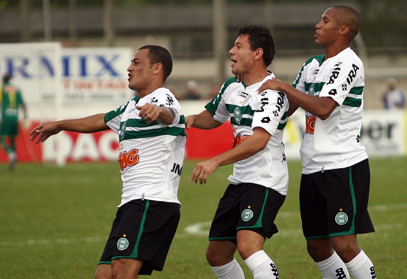 Davi, no centro, comemora com os companheiros um de seus dois gols na vitória sobre o Iraty | Henry Milleo / Agência de Notícias Gazeta do Povo