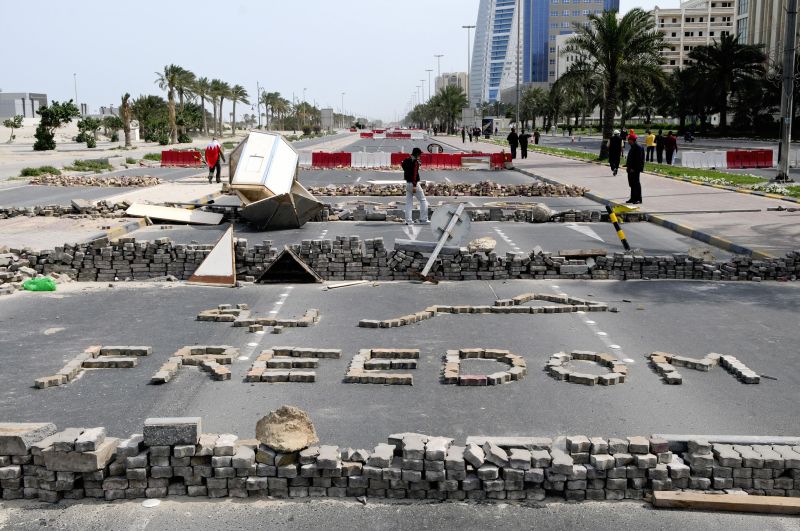 Manifestantes usam tijolos para protestar contra o governo do Bahrein e a entrada de sauditas no país | Hamad I Mohammed/Reuters