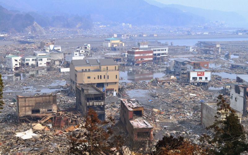 Cenário de destruição em Iwate após o terremoto e o tsunami que arrasaram o nordeste do Japão; número oficial de mortos já chega a quase 2 mil e ainda deve aumentar | Kyodo/Reuters