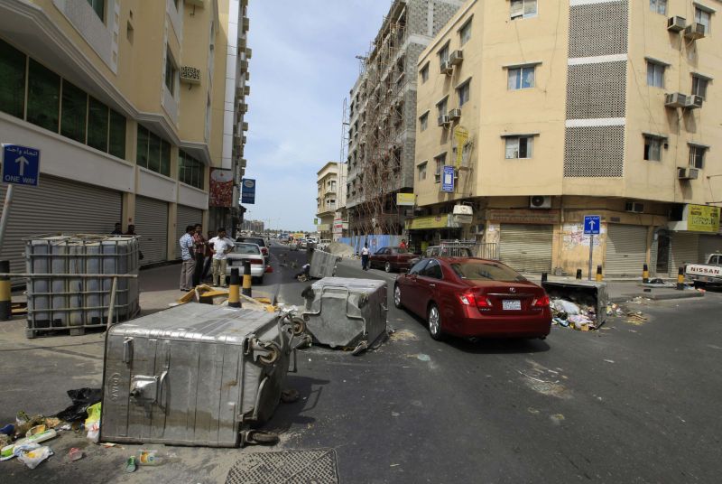 Latões foram utilizados por rebeldes para impedir a passagem de policiais | Hamad I Mohammed/Reuters