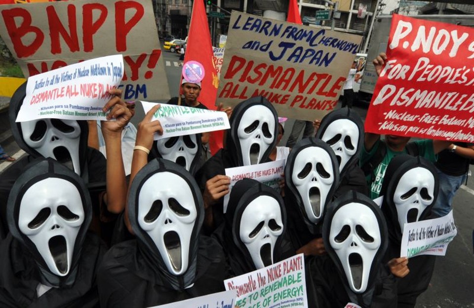 Ativistas usam máscaras durante protesto contra energia nuclear na cidade de Manila, capital das Filipinas. Governos de todo o mundo começam a rever projetos nucleares | Ted Aljibe/AFP