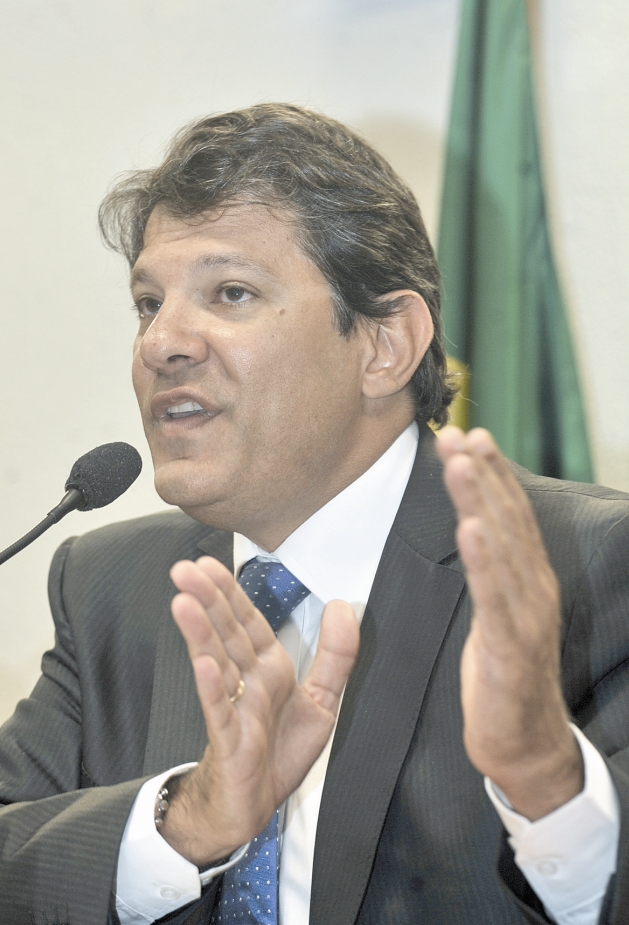 Sem prejuízo aos aperfeiçoamentos que serão feitos pela Câmara e o Senado, entendo que o projeto de lei encaminhado [pelo MEC] é um bom início de conversa.
Fernando Haddad, ministro da Educação, sobre o Plano Nacional de Educação apresentado pelo MEC | Marcelo Casal Jr.