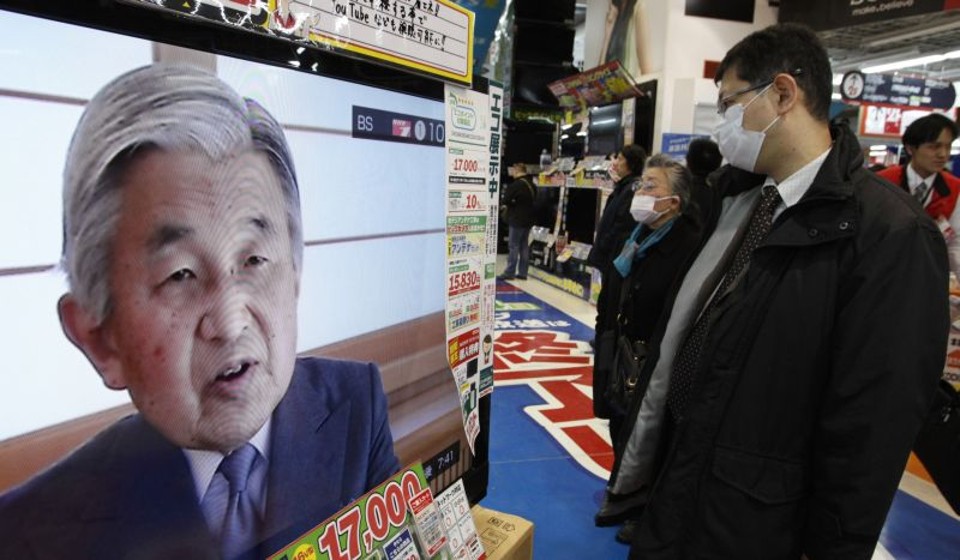 Moradores de Tóquio assistem ao discurso do imperador em loja de eletrônicos | Issei Kato/Reuters
