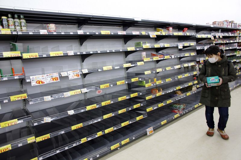 Prateleiras vazias em supermercado da cidade de Tóquio. População estoca alimentos e os enlatados são os itens mais escassos | Reuters/Aly Song