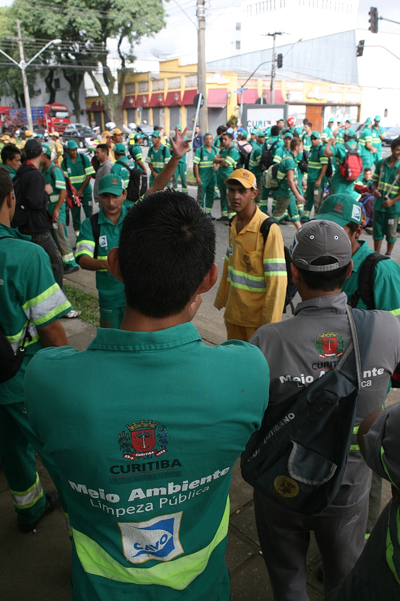 Funcionários da Cavo foram à sede da empresa para pedir aumento e mais informações sobre o futuro de seus empregos | Aniele Nascimento/ Gazeta do Povo