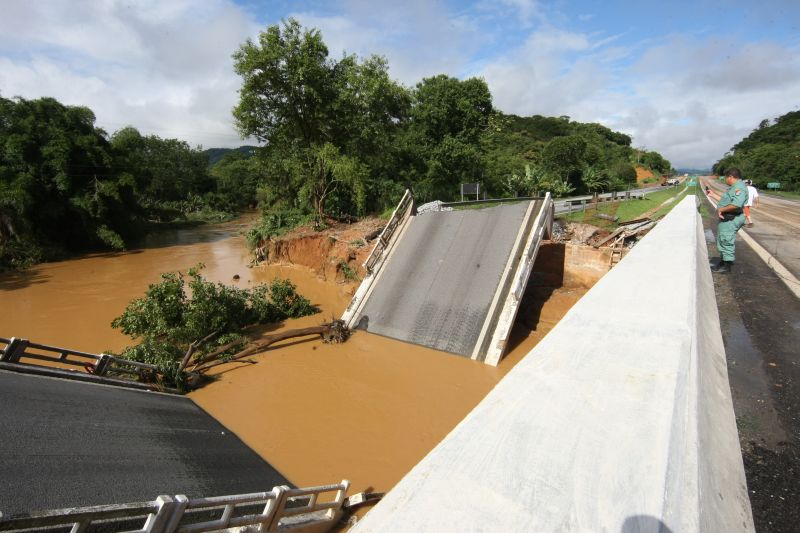 Quatro pontes foram destruídas ou danificadas pelas chuvas na BR-277. Estruturas metálicas e de ferro serão instaladas, provisoriamente, nesses locais | Aniele Nascimento/Gazeta do Povo