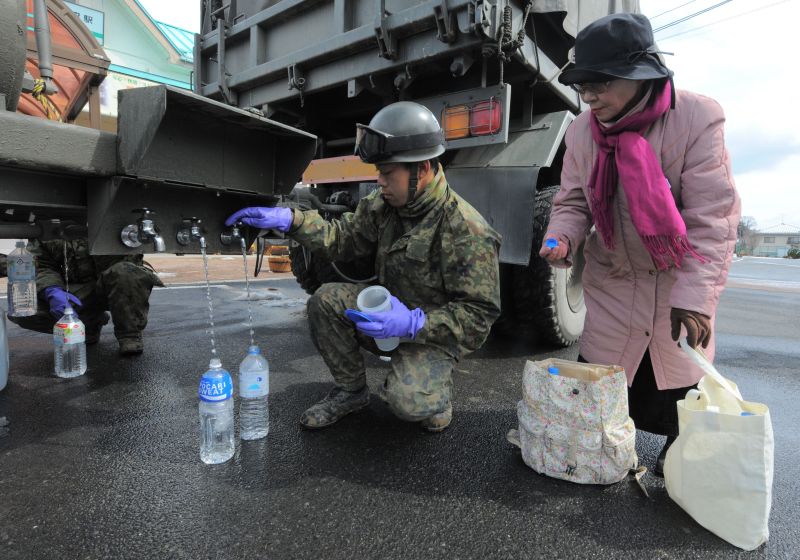 Soldado japonês usa garrafas de plástico para pegar água: país enfrenta crise de abastecimento | Kim Jae-Hwan/AFP
