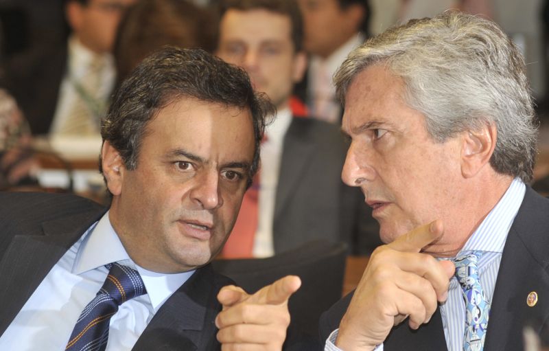 Aécio e Collor, na reunião da Comissão da Reforma Política: atuais ocupantes poderão disputar a reeleição e, se eleitos, ficar mais 5 anos no cargo | José Cruz/ABr