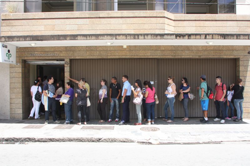 Fila para atendimento no Procon-PR é cena constante em Curitiba: senhas são limitadas | Walter Alves/ Gazeta do Povo
