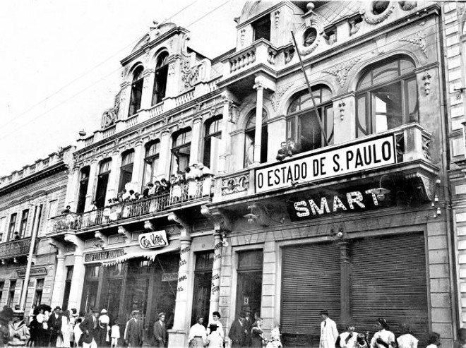 As sacadas dos sobrados da Rua Quinze de Novembro estão lotadas pelo pessoal que espera o corso do segundo dia do carnaval, em 3 de fevereiro de 1913 | 