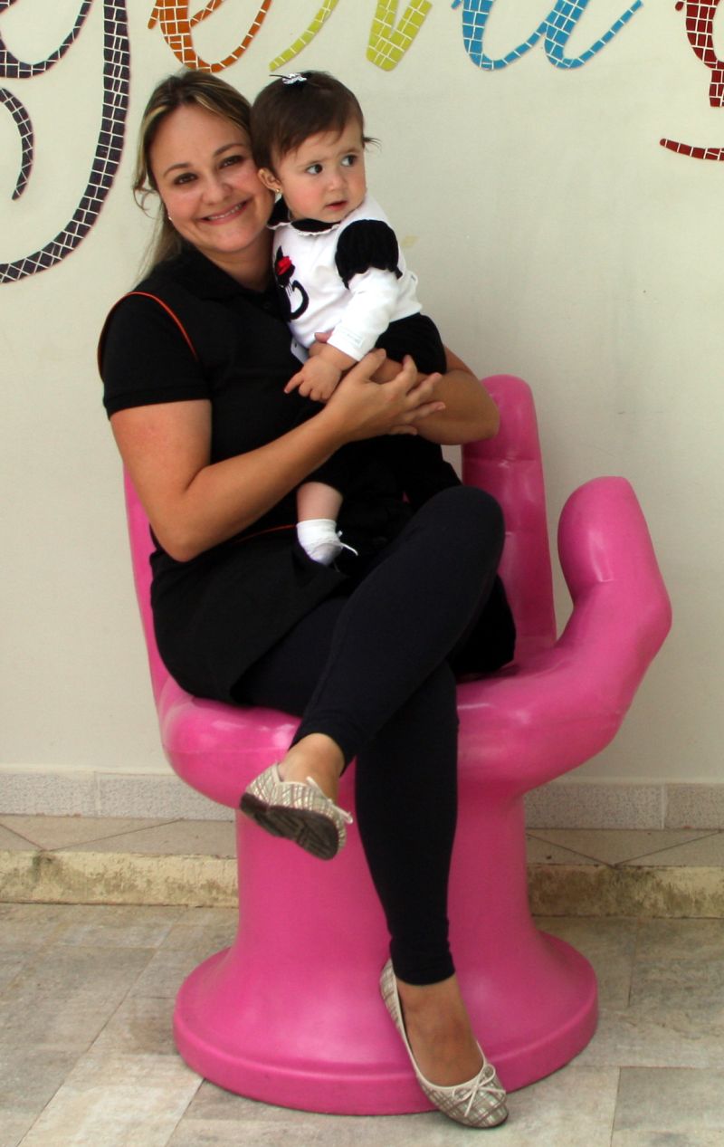 A professora Cristiane Kosake com a filha Júlia, de quatro meses: interrupção precoce da amamentação no peito acirrou busca por escola saudável | Walter Alves/ G P