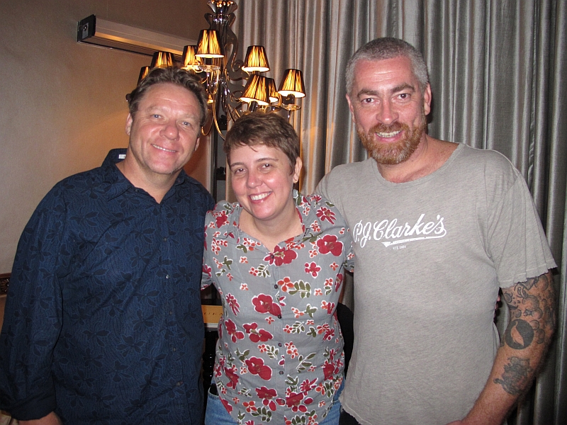 Depois de comandar o sofisticado jantar em prol do Hospital Pequeno Príncipe, na última sexta-feira, no Castelo do Batel, os chefs Claude Troisgros, Roberta Sudbrack e AlexAtala foram comer cheeseburger no restaurante Madero, do chef Junior Durski. O trio chegou acompanhado de 17 pessoas, quando já passava de 1 hora da madrugada. Durski encarou a presença de seus estrelados colegas na casa como um presente antecipado pelos 49 anos que comemora hoje, junto com Curitiba | Marja Nunes