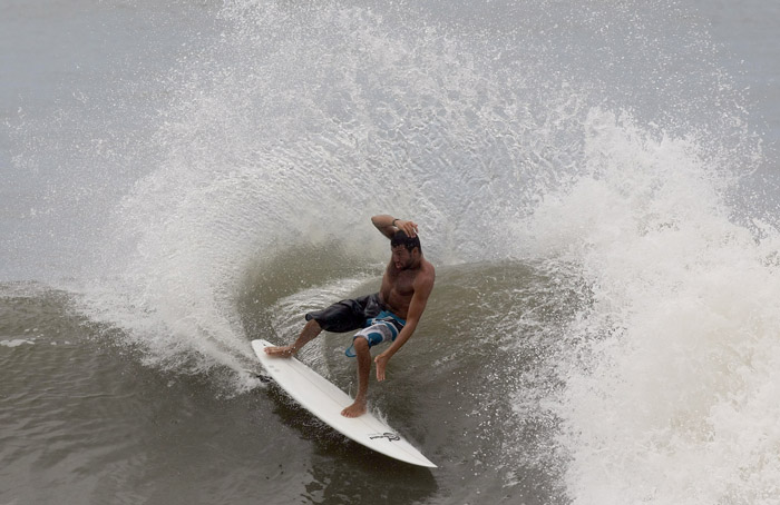 Segundo o surfista Jihad Khodr, ondas deste tamanho só são comuns no Litoral do Paraná em maio | Valterci Santos / Agência de Notícias Gazeta do Povo