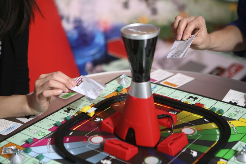 O tabuleiro do novo Banco Imobiliário: no centro, em vez dos dados e das cartas, uma torre eletrônica controla a circulação de dinheiro | Ozier Muhamma/ The New York Times