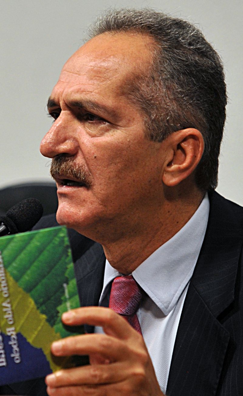 "Sempre tive e tenho uma grande simpatia pela agricultura familiar. Eles consideram que essa possibilidade de redução da mata ciliar é muito importante para a sobrevivência deles." Aldo Rebelo, deputado federal (PCdoB-SP) e relator da proposta de mudança no Código Florestal | Antônio Cruz/ABr