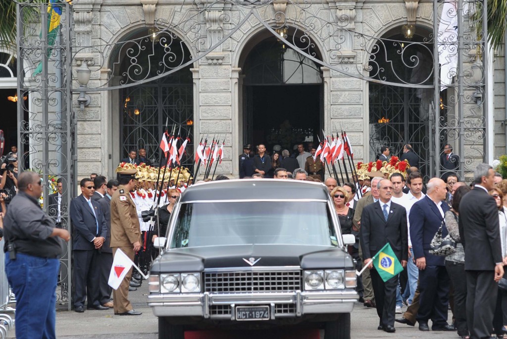 O cortejo com o corpo do ex-vice-presidente José Alencar deixou o Palácio da Liberdade e seguiu para o Parque Renascer Cemitério e Crematório, na cidade de Contagem
