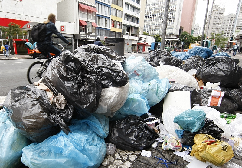 Lixo acumulado na Marechal Deodoro, no Centro de Curitiba: retirada dos detritos será feita no fim de semana em regiões com coleta alternada | Aniele Nascimento/Gazeta do Povo