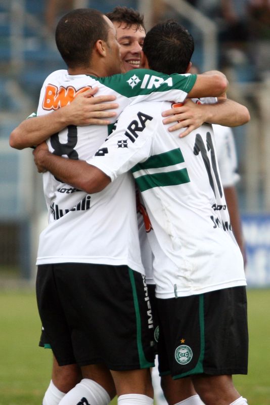 Léo Gago, Anderson Aquino e Marcos Aurélio comemoram a vitória Coxa nos Campos Gerais | Henry Milléo/ Gazeta do Povo