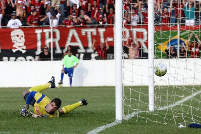 Goleiro Walter, do Iraty pula mas não consegue evitar o gol de Madson para o Atlético | 