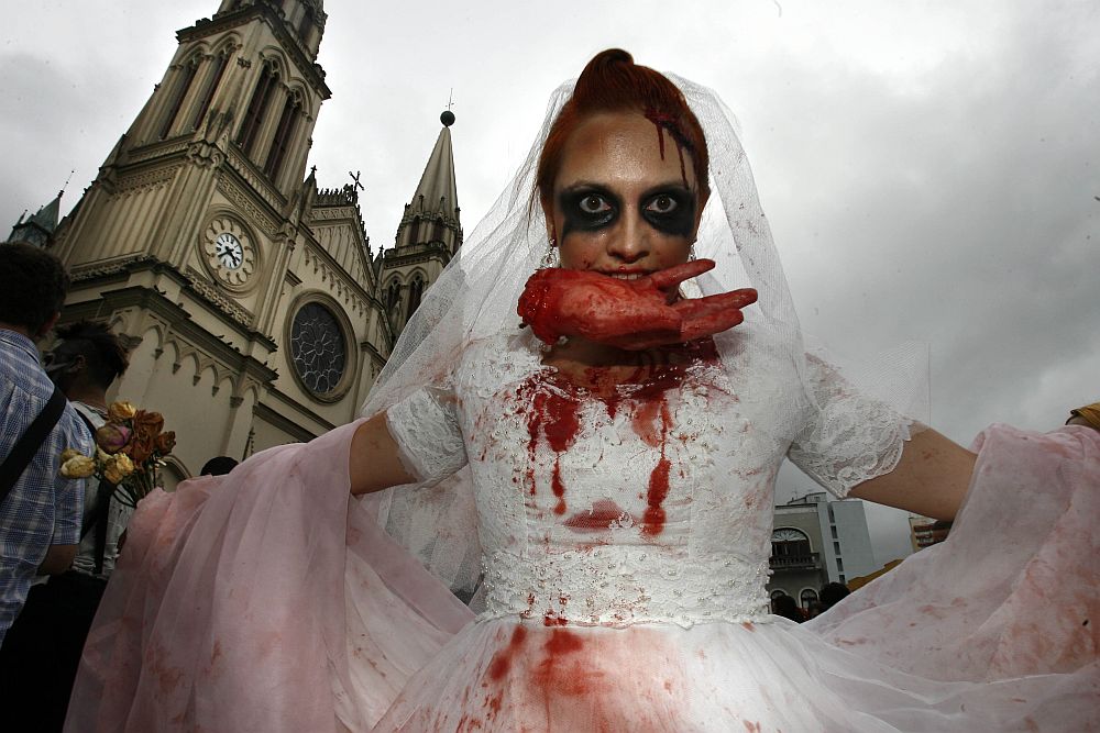 Zombie Walk contou com zumbis vestidos de monstros, múmias e até noivas | Priscila Forone / Gazeta do Povo