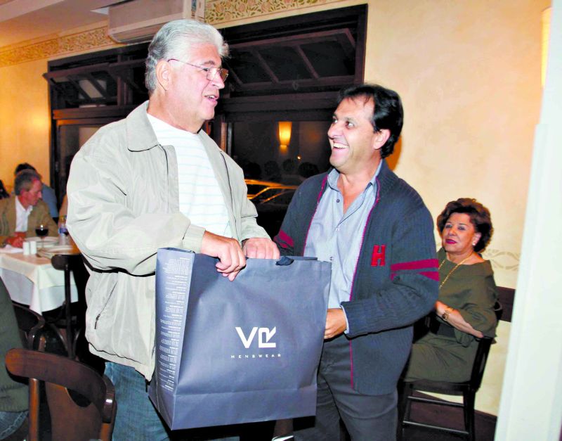 O senador Roberto Requião, que completou 70 anos neste sábado, festejou a data na quinta-feira com um jantar no restaurante Porta Romana, em Santa Felicidade. Entre os amigos que foram cumprimentá-lo estava o empresário e ex-secretário Virgílio Moreira Filho | Jader da Rocha