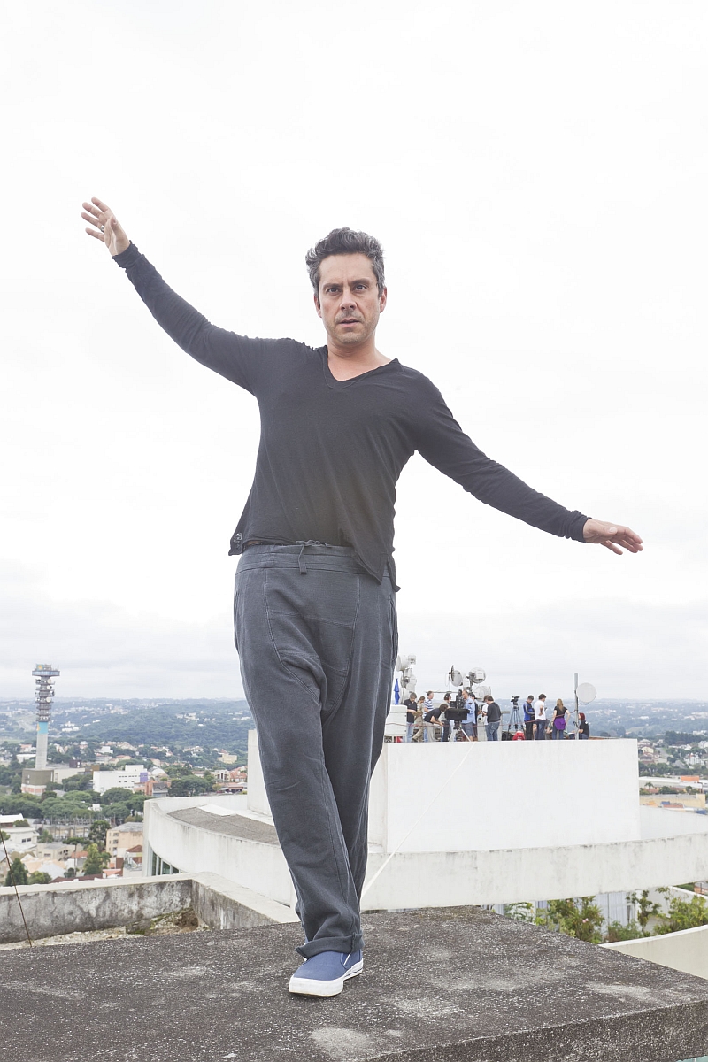 O ator curitibano Alexandre Nero, durante as gravações de Amor na Corda Bamba, primeiro episódio em 3D do quadro Casos e Causos, da Revista RPC. Ele interpreta Caio, o personagem principal, um equilibrista. As gravações estão sendo realizadas desde domingo e terminam hoje em Curitiba | Fotos: Diego Pisante