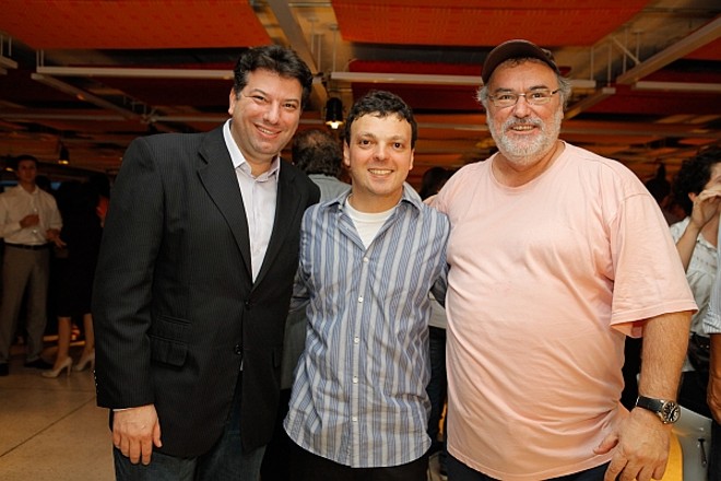 O diretor-geral do Festival de Curitiba, Leandro Knopfholz (ao centro), com o gerente de comunicação corporativa do Grupo Boticário, Sandro Rego (à esq.), e o diretor Gabriel Villela, na festa de abertura do evento, anteontem, no MON |