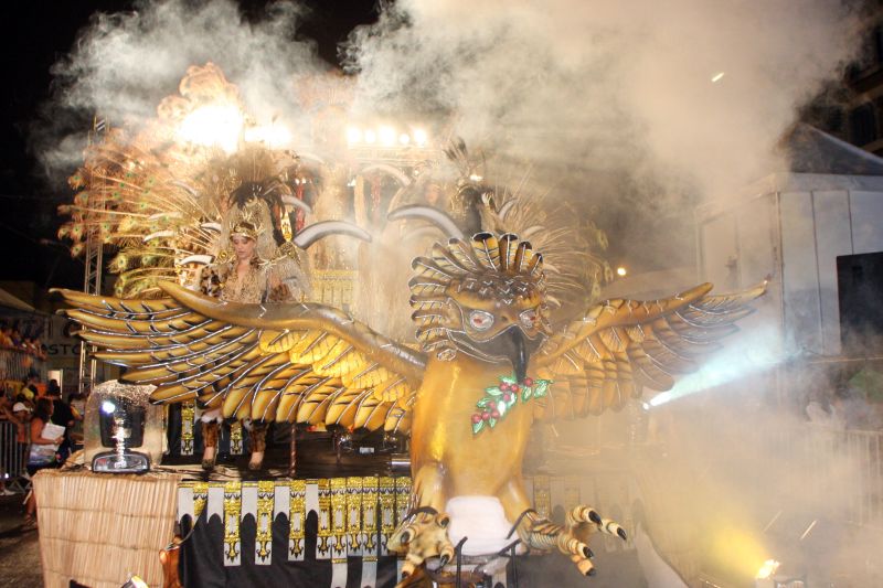 Filhos da Gaviões, terceira colocada, foi um dos destaques ao espalhar aroma de café pela avenida | Walter Alves / Gazeta do Povo