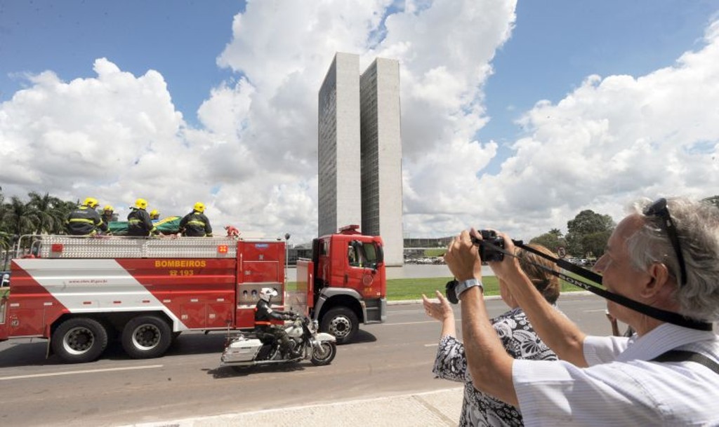Corpo de José Alencar foi levado em carro dos Bombeiros  para o Palácio do Planalto, onde ocorreu o velório