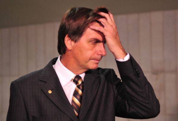 O deputado Jair Bolsonaro fala à imprensa sobre o requerimento que fez ao Conselho de Étiva e Decoro Parlamentar pedindo sua convocação para prestar esclarecimentos sobre as declarações que fez em um programa de tv | Renato Araújo/ABr